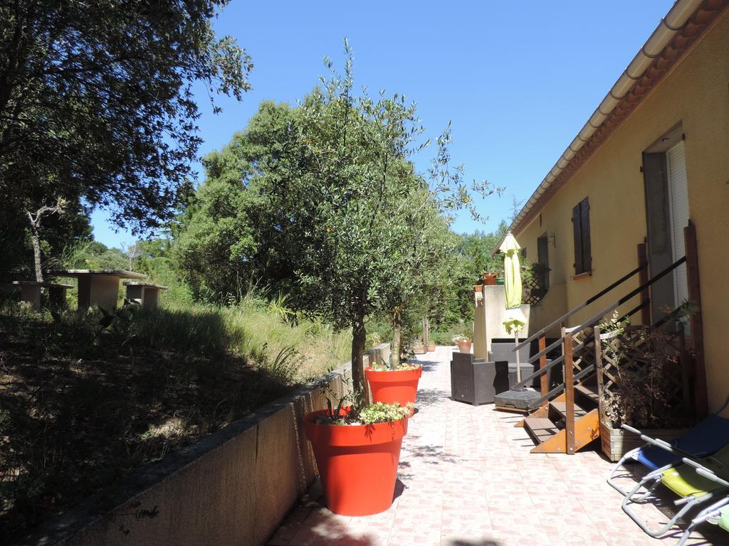 Hotel Les Deux Lions Alairac Exterior foto