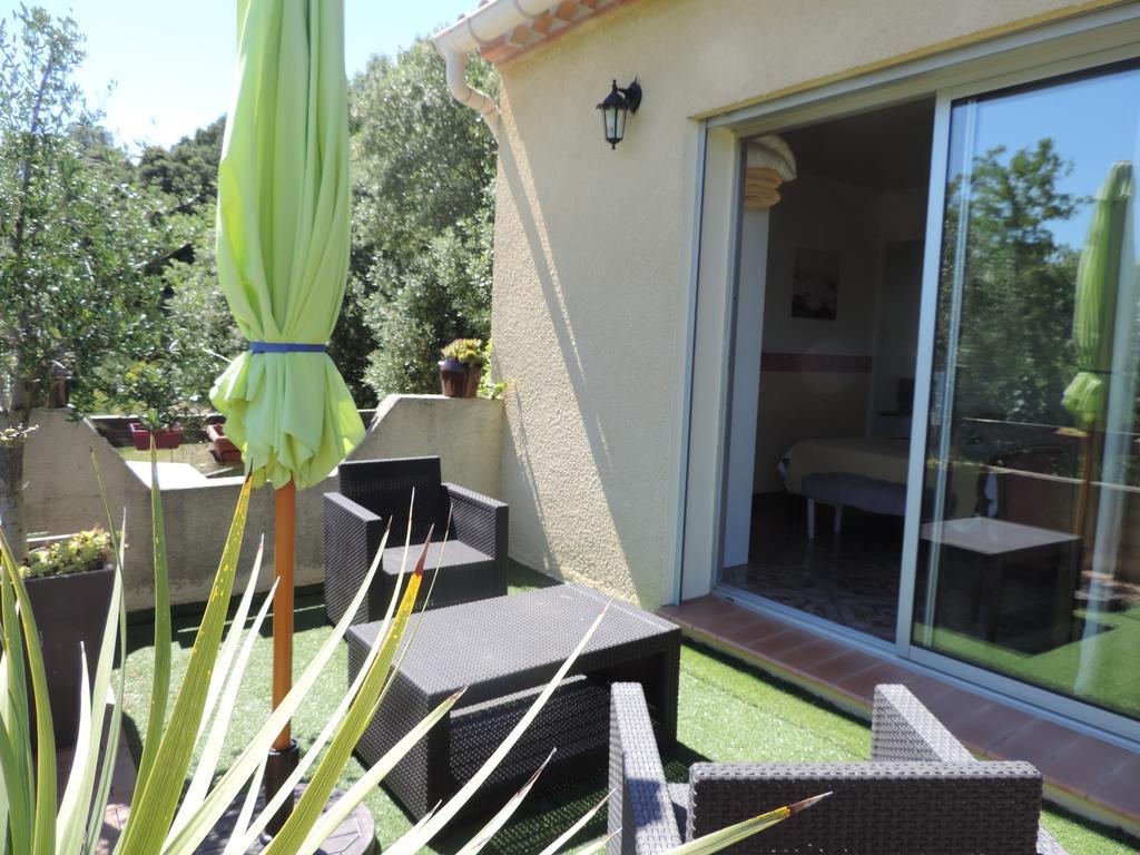Hotel Les Deux Lions Alairac Exterior foto