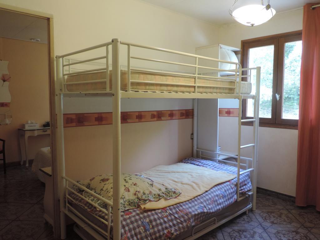 Hotel Les Deux Lions Alairac Zimmer foto